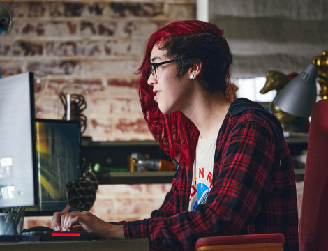 Estudante em frente ao seu computador