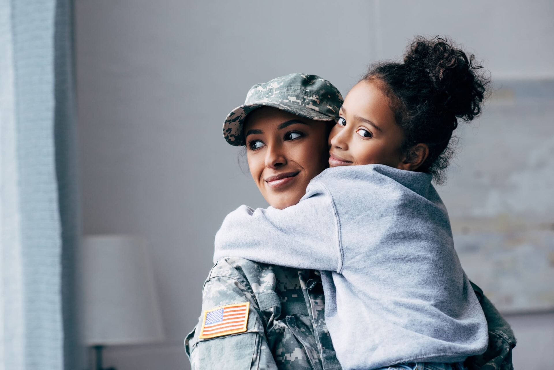 Mãe militar a abraçar a filha