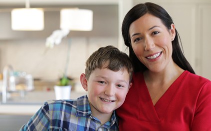 Mãe e filho a sorrir para a imagem de câmara