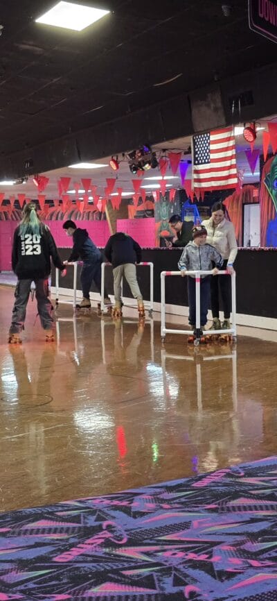 alunos a aprender a patinar