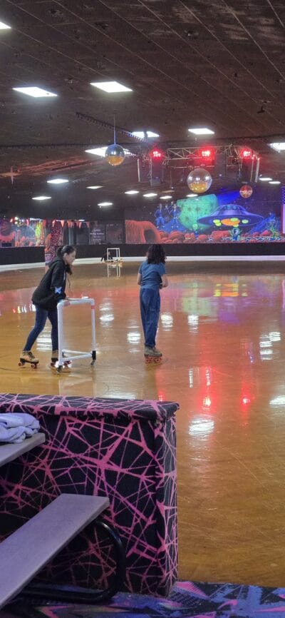 estudantes a patinar