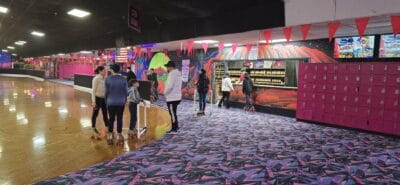 alunos divertem-se na pista de skate
