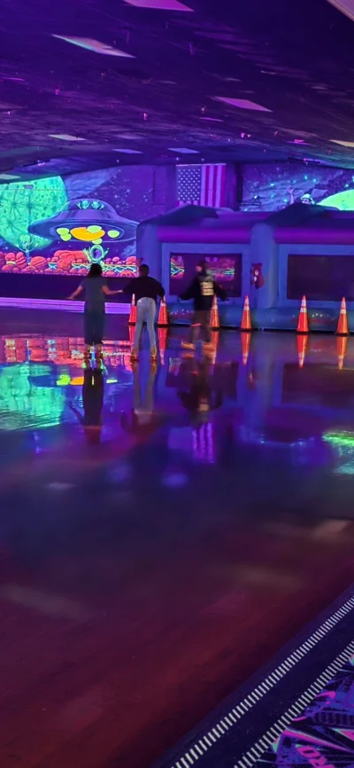 pessoas a patinar