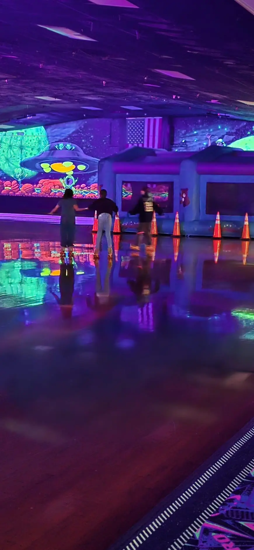 pessoas a patinar