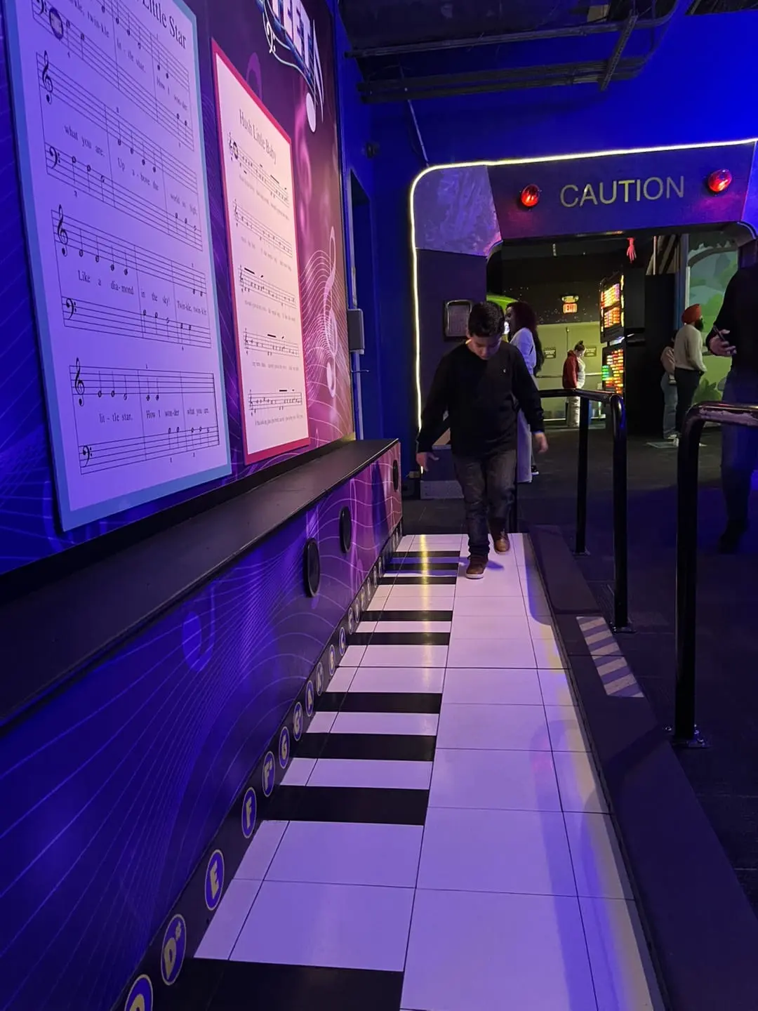 rapaz a pisar um piano grande jogo 2
