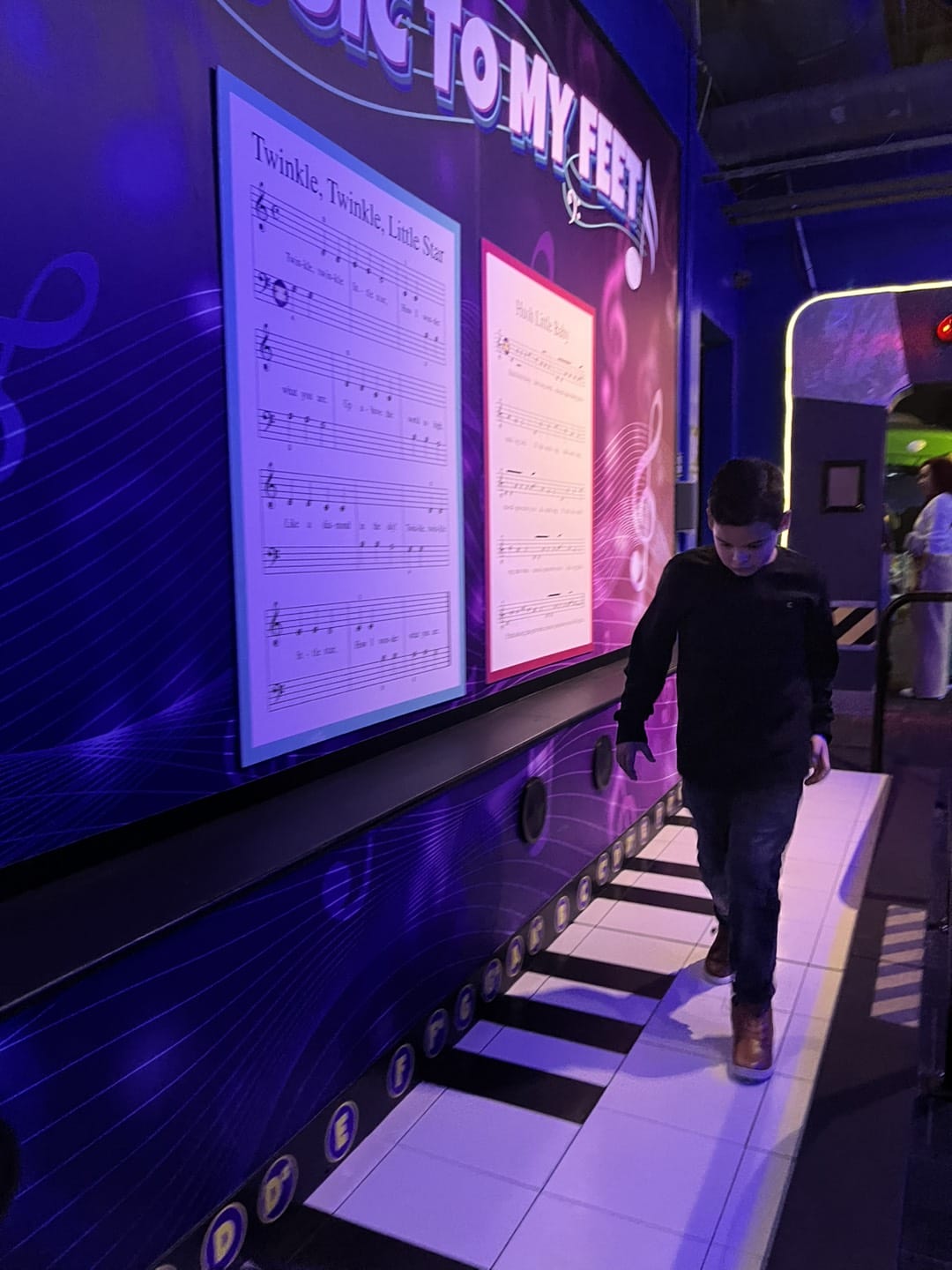 rapaz a pisar um grande jogo de piano
