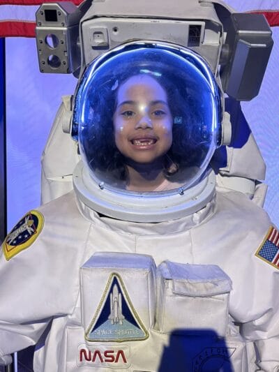 rapariga com fato de astronauta