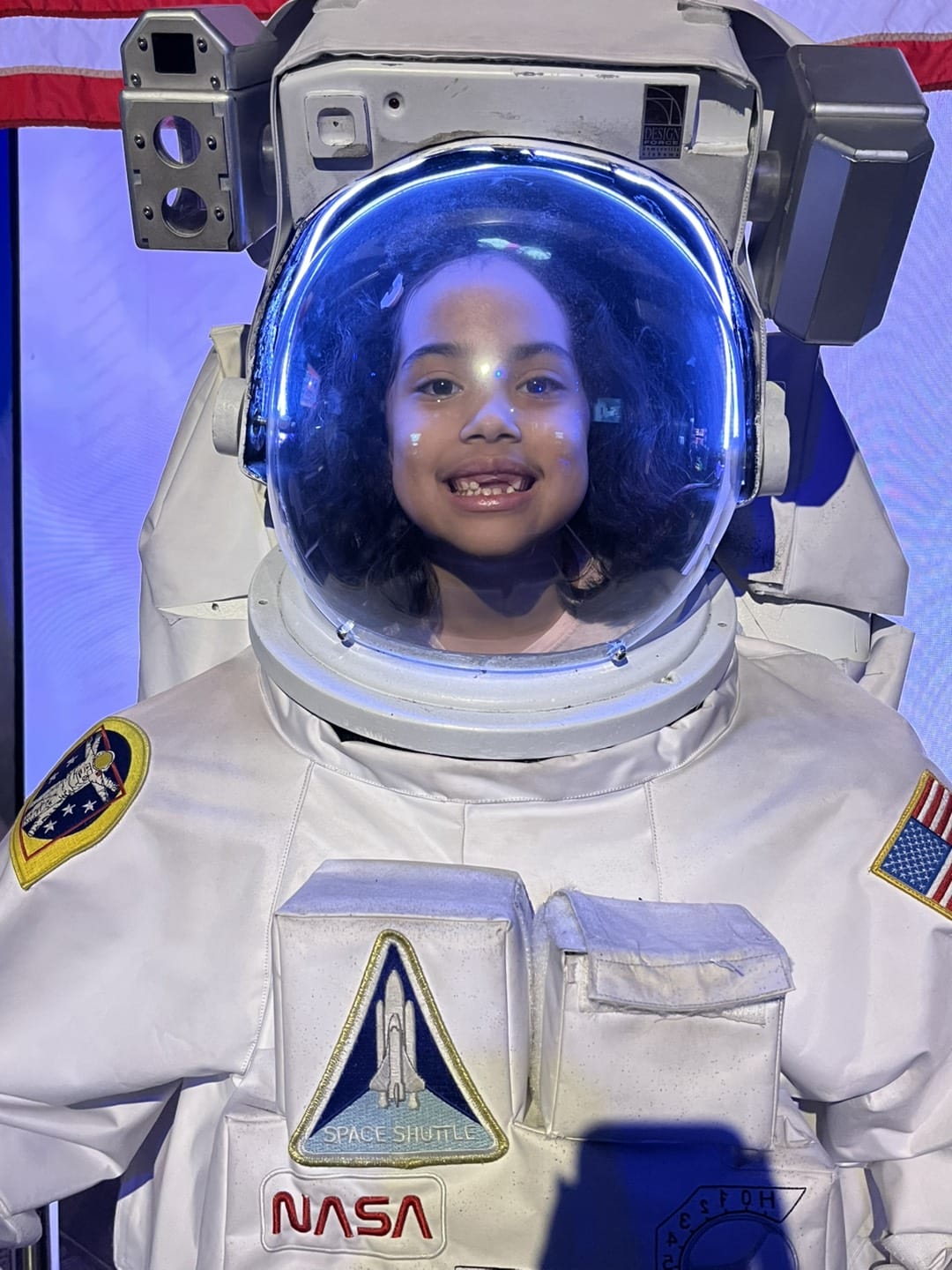 rapariga com fato de astronauta