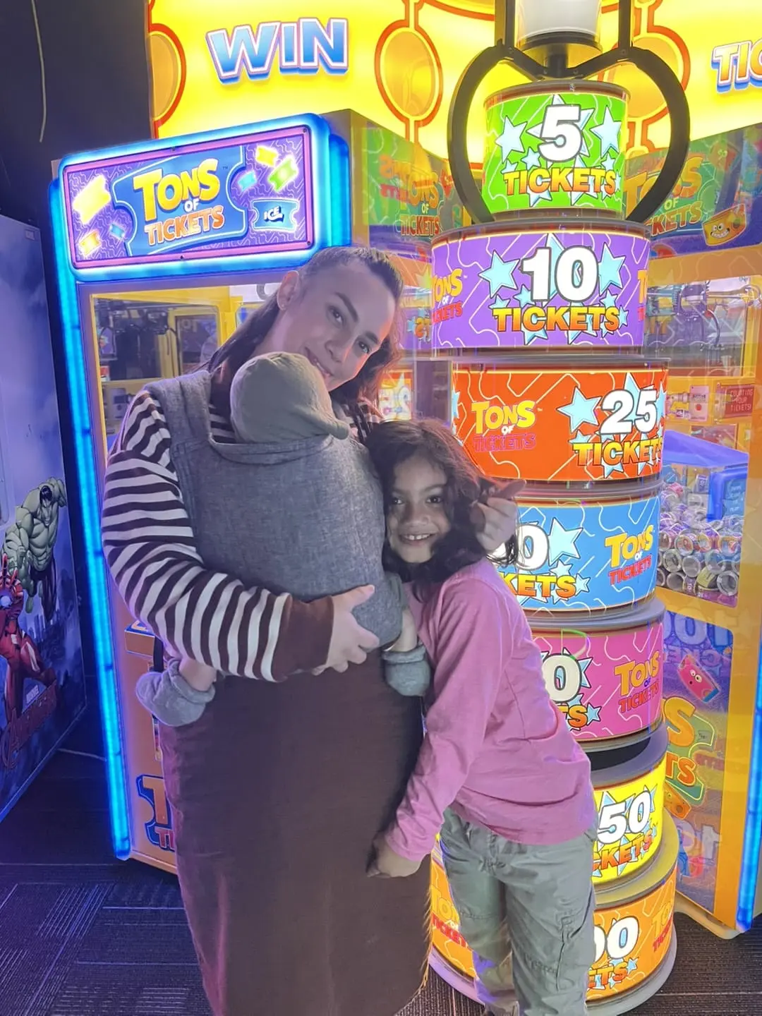 Mulher com bebé e menina a sorrir