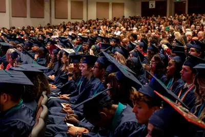 alunos felizes na formatura