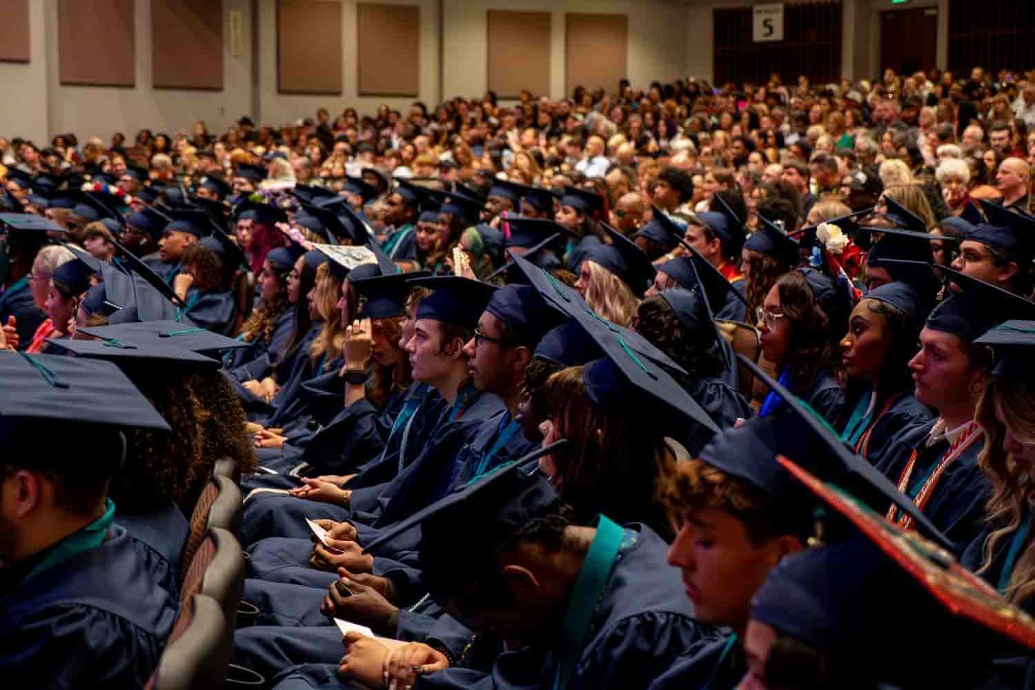 alunos felizes na formatura