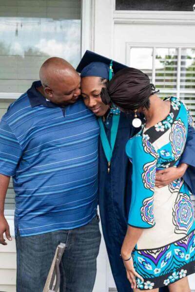 pais a abraçar a filha