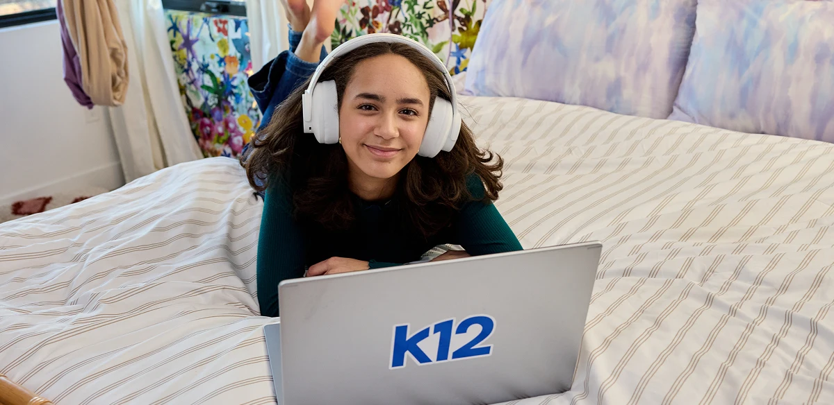 rapariga a sorrir e a usar auscultadores