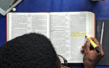 Estudante a ler a Bíblia