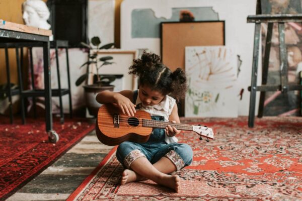 Menina a tocar ukulele